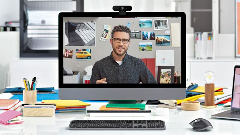 Logitech Brio 4K cho hình ảnh Ultra HD sắc nét, giúp bạn luôn chuyên nghiệp và rõ ràng trong mọi cuộc họp trực tuyến.
