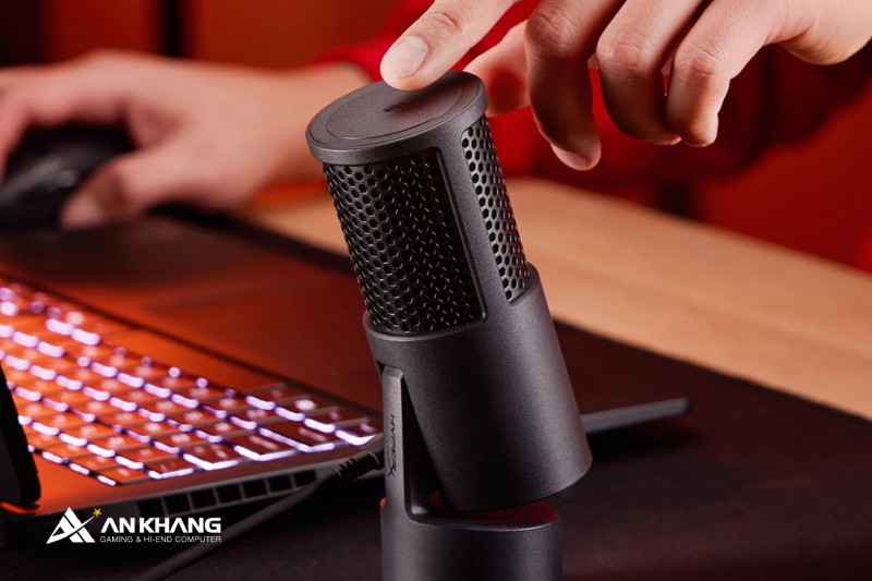 Với Micro HyperX SoloCast 2, bạn chỉ cần chạm nhẹ lên đỉnh micro để tắt tiếng ngay lập tức, giảm nguy cơ vô tình phát đi những cuộc trò chuyện riêng tư