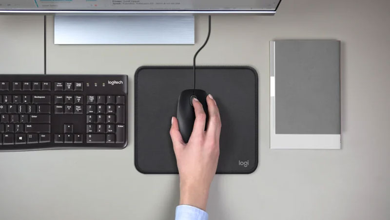 Chuột Logitech M100r có cảm biến quang học 1000 DPI giúp con trỏ di chuyển mượt mà và ổn định trên nhiều bề mặt, phù hợp mọi tác vụ văn phòng.