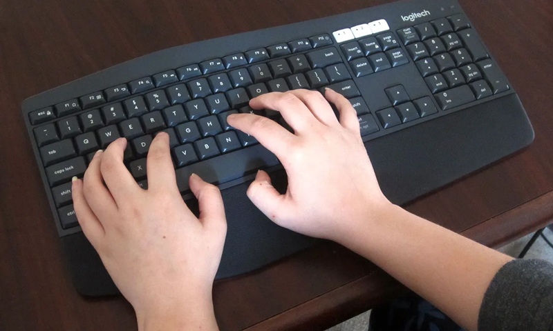 Bàn phím Logitech MK850 sở hữu kích thước đầy đủ, phần kê tay rộng và bề mặt phím cong nhẹ tạo cảm giác đặt tay rất tự nhiên