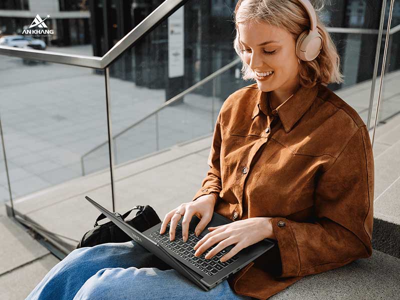 Laptop MSI Modern 14 F13MG 240VNCP thiết kế mỏng nhẹ, dễ mang theo