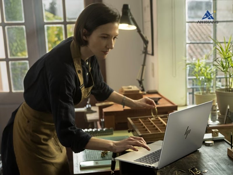 Laptop HP OmniBook 7 16-az0043TU C2CX3PA ch&uacute; trọng trải nghiệm giao tiếp trực tuyến