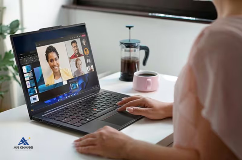 Laptop Lenovo ThinkPad X1 Carbon Gen 13 hiển thị rõ ràng, màu sắc sống động