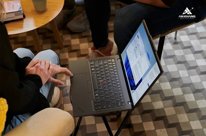 Laptop Lenovo ThinkPad T14 Gen 6 21QG002PVN nổi bật với thiết kế mỏng nhẹ, dễ d&agrave;ng mang theo b&ecirc;n m&igrave;nh