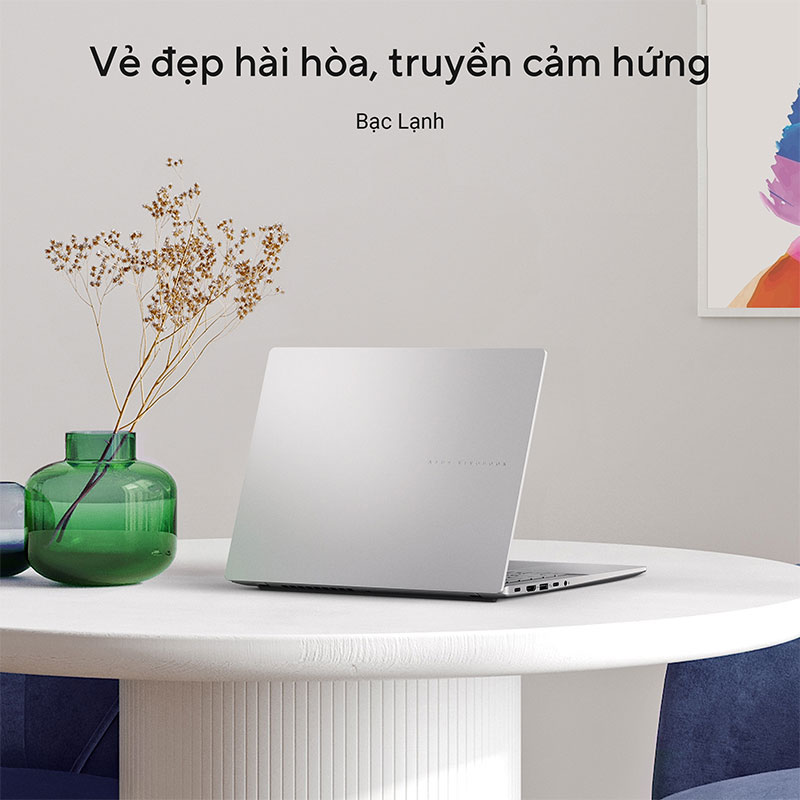 Laptop ASUS Vivobook S14 S3407VA-LY146W được hoàn thiện với màu bạc sáng sang trọng, truyền cảm hứng
