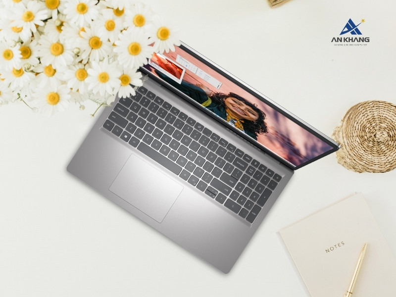 Dell Inspiron 15 3530 N3530-i7U161W11SLU với bàn phím và touchpad rộng rãi