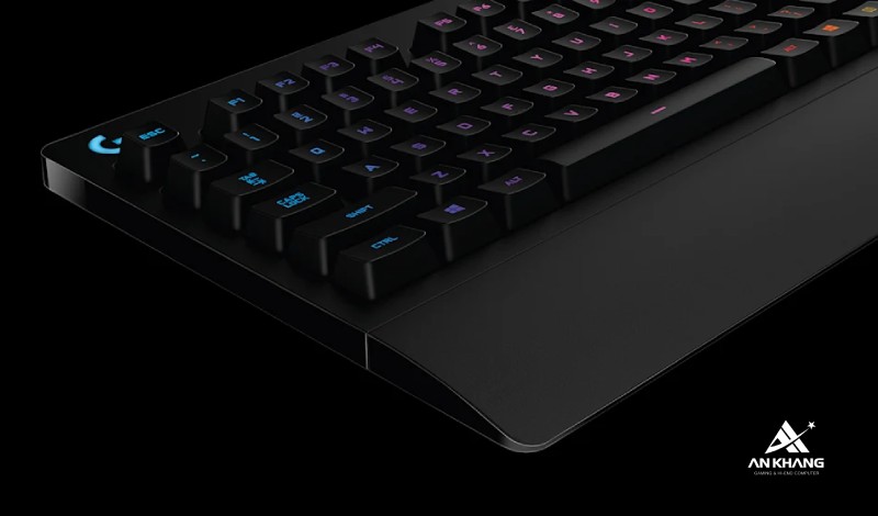 Bàn phím gaming Logitech G213 Prodigy RGB với thiết kế kê tay liền, chân điều chỉnh 2 cấp độ