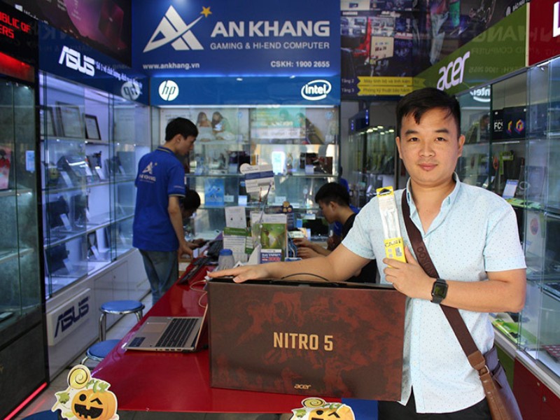 Khách hàng mua laptop gaming Acer tại An Khang Computer