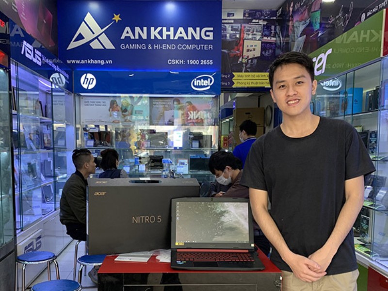 Khách hàng mua laptop gaming Acer tại An Khang Computer