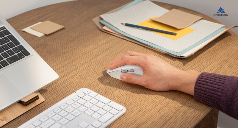 Chuột không dây Logitech Signature Comfort M840L White 4000DPI trang bị cảm biến Pluto ONE nhạy bén cùng khả năng tinh tỉnh DPI linh hoạt
