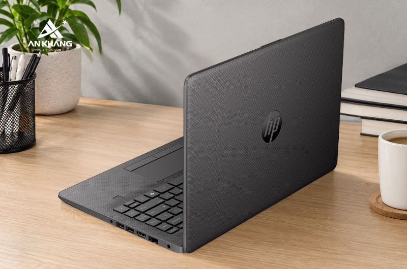 Laptop HP 240R G9 C40LGAT nổi bật với thiết kế mỏng nhẹ chỉ 1.47 kg nhưng vẫn đầy đủ các cổng kết nối cần thiết