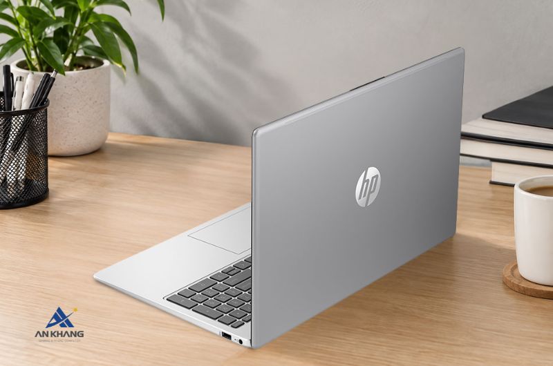 Laptop HP 250R G10 C3SH6AT nổi bật với thiết kế gọn nhẹ chỉ 1.59 kg, đạt chuẩn độ bền quân đội