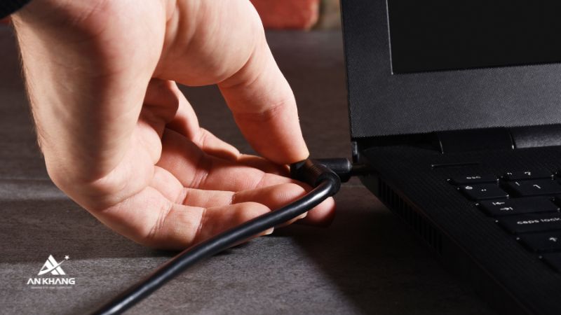 Tháo pin và kiểm tra tình trạng hoạt động của pin