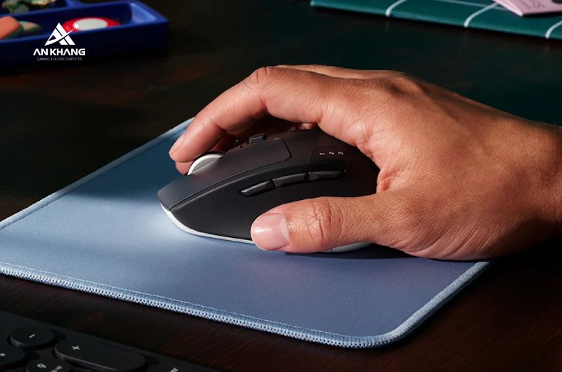 Chuột không dây Logitech M720 Triathlon màu đen (910-004792) với thiết kế công thái học cho trải nghiệm sử dụng thoải mái