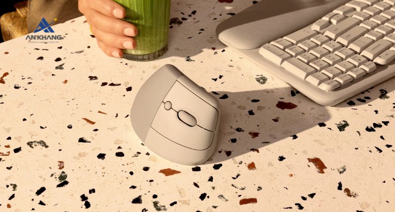 Chuột công thái học Logitech Lift Vertical màu xám sand (910-007665) cho trải nghiệm sử dụng thoải mái dài lâu