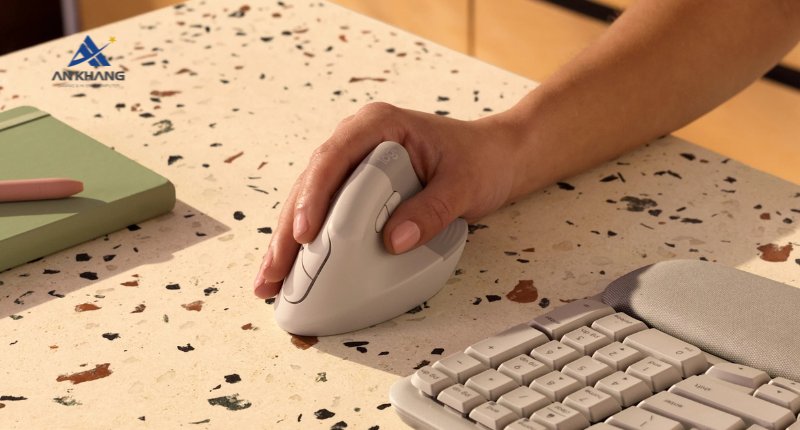 Chuột công thái học Logitech Lift Vertical màu xám sand (910-007665) với góc nghiêng 57 độ, đưa tay về tư thế thư giãn tự nhiên