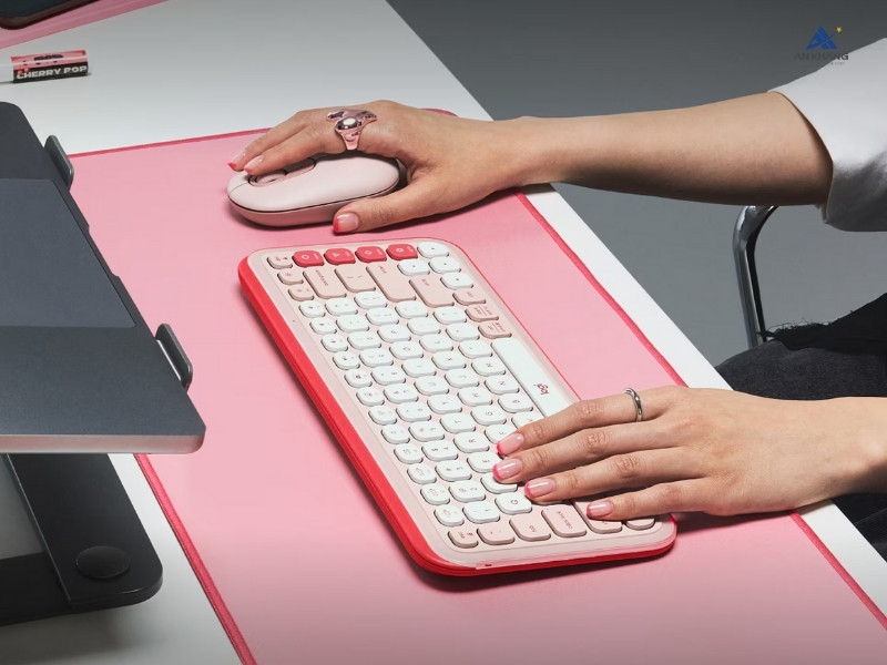 Bàn phím Logitech POP ICON Keys màu hồng (ROSE) mang lại trải nghiệm gõ phím êm ái, yên tĩnh