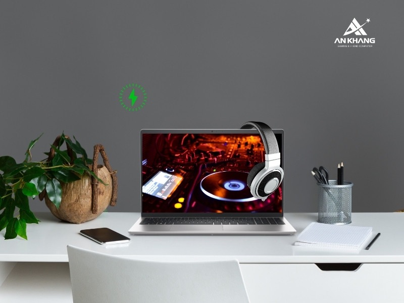 Dell Inspiron 15 3530 N5I7421W1 Silver nổi bật với khả năng sạc nhanh ấn tượng
