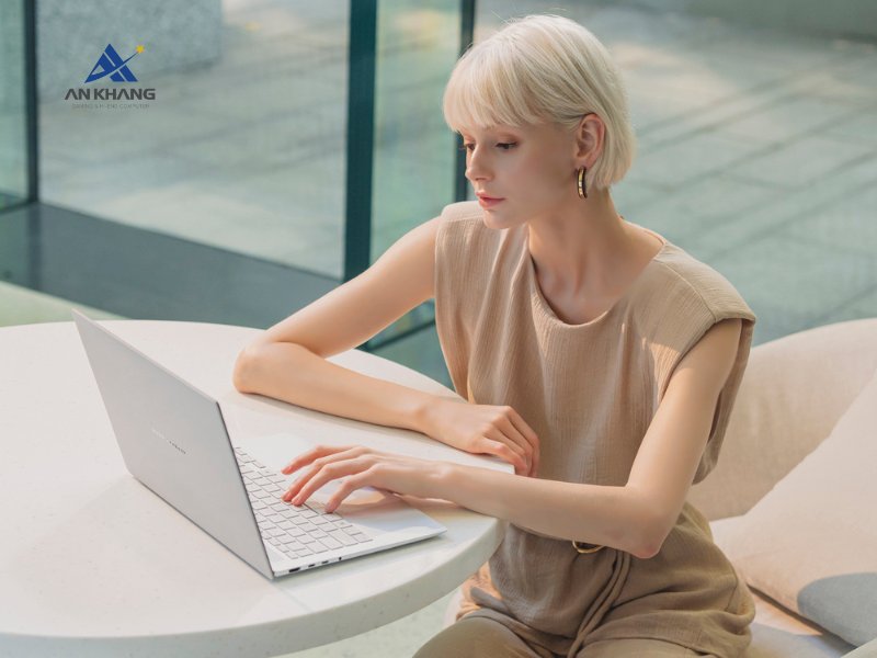 Laptop ASUS Zenbook S 14 UX5406AA-SU415WS trang bị viên pin 77Wh cho thời lượng lên đến 27 giờ