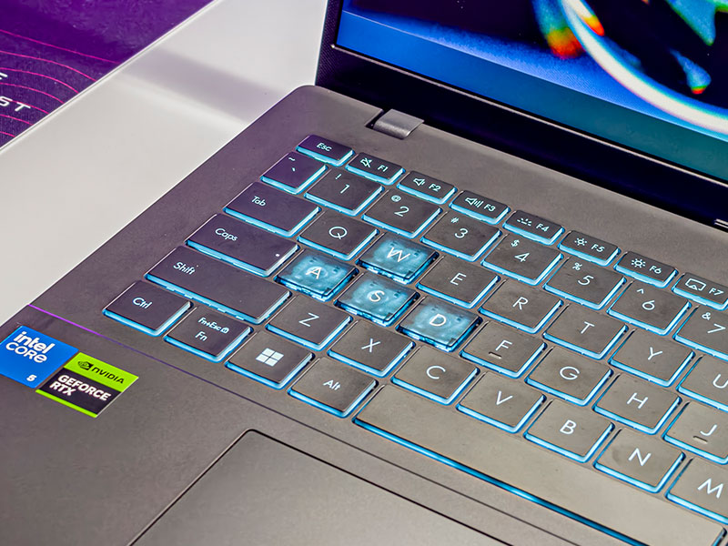 ASUS Gaming V16 được trang bị bàn phím màu xanh nổi bật, độc đáo