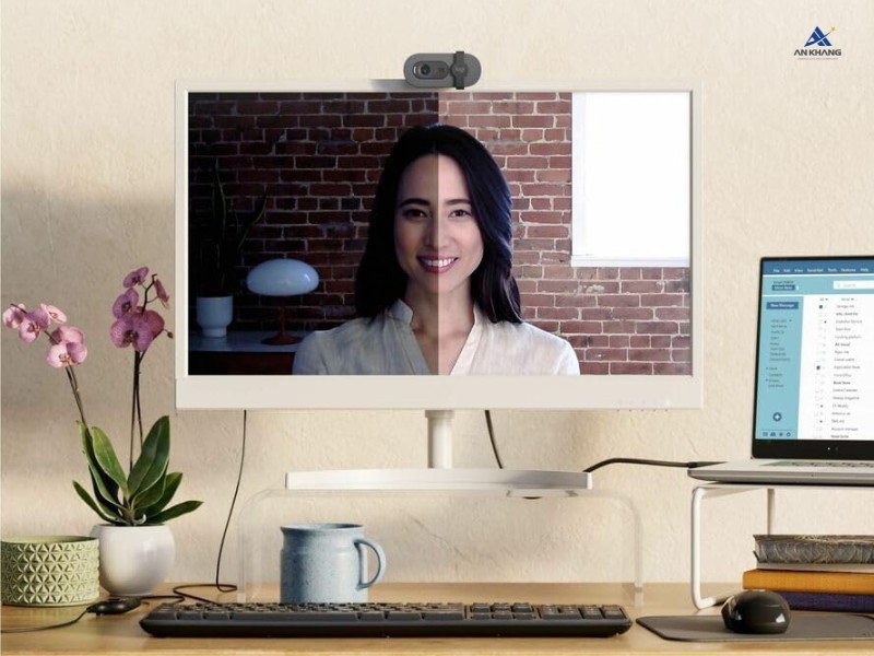 Logitech Brio 100 với độ phân giải Full HD 1080p và công nghệ RightLight 2 tự động điều chỉnh