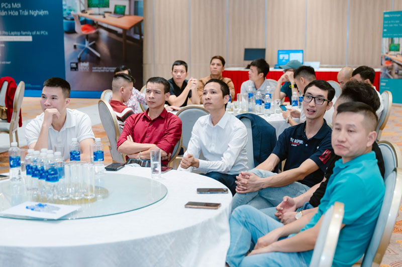 Quý Đại lý, Đối tác tập trung lắng nghe những thông tin về cải tiến vượt bậc từ Dell AI PCs.