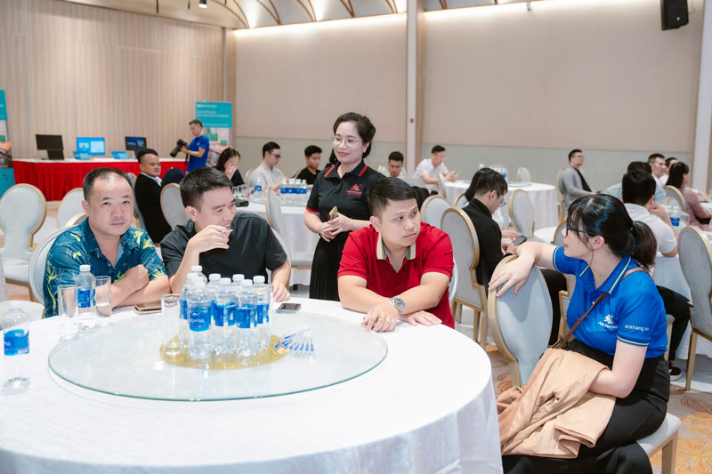 Quý đối tác và khách mời thảo luận, trao đổi thông tin tại bàn tiệc trong giờ giải lao.