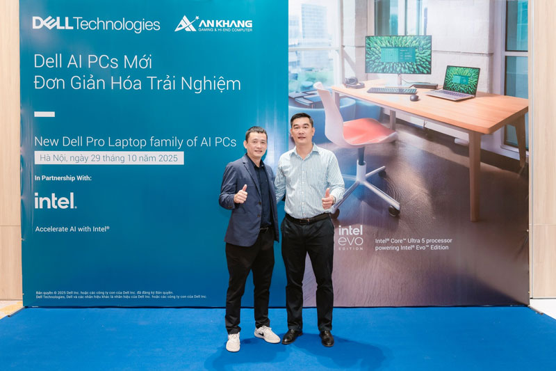 Ông Phạm Anh Dậu, Giám đốc An Khang, chụp ảnh thân mật với một Quý Đối tác/Khách mời quan trọng, củng cố mối quan hệ hợp tác sau sự kiện.