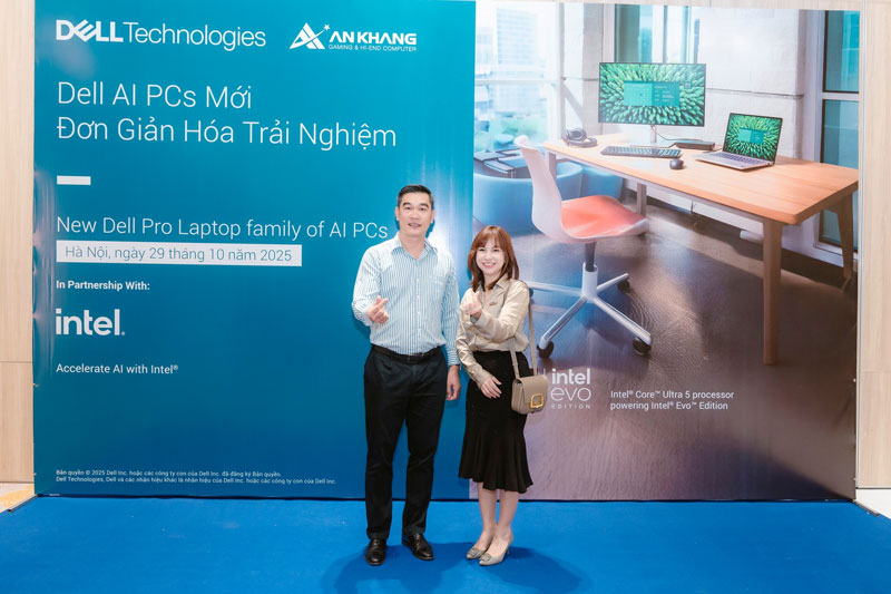 Đại diện An Khang cùng khách hàng/đối tác tạo dáng thân mật tại backdrop sự kiện.