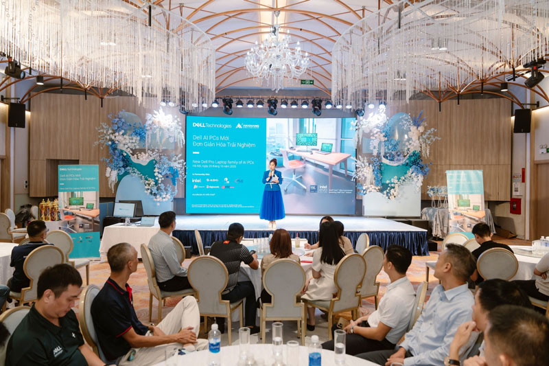 Người điều phối chương trình giới thiệu và dẫn dắt các phiên thảo luận trên sân khấu chính.