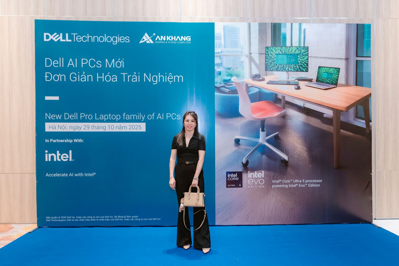 Một khách mời thanh lịch chụp ảnh lưu niệm tại khu vực trưng bày sản phẩm.