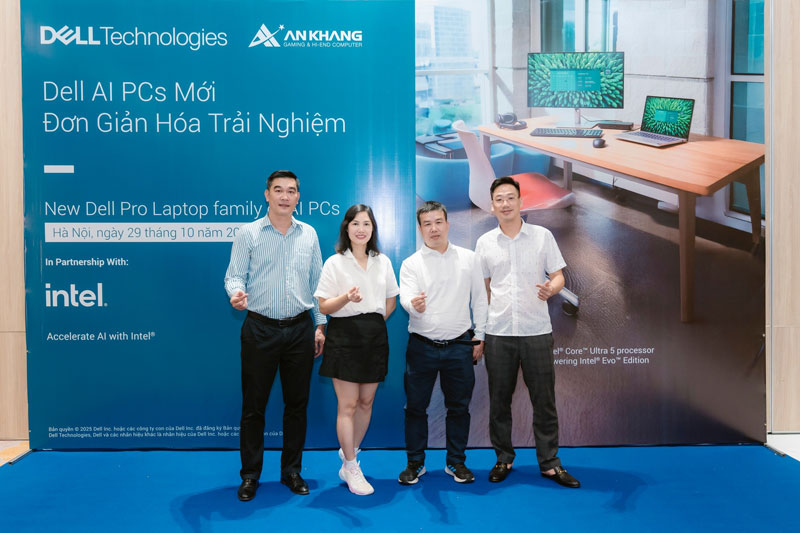 Ông Phạm Anh Dậu (Giám đốc An Khang) và đại diện lãnh đạo An Khang cùng chụp ảnh thân mật với Quý Đối tác/Khách mời quan trọng, khẳng định mối quan hệ hợp tác chiến lược.