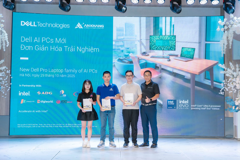 Khoảnh khắc vinh danh những người đứng đầu Bài kiểm tra Kiến thức công nghệ về Dell AI PCs, thể hiện sự quan tâm và nắm bắt thông tin nhanh chóng của Quý Đại lý/Đối tác.