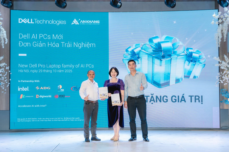 Khoảnh khắc trao tặng phần quà giá trị cho khách mời may mắn trên sân khấu