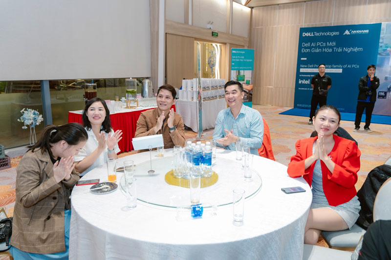 Những tràng pháo tay nhiệt liệt từ Quý khách mời, khẳng định sự thành công mỹ mãn của hội thảo và sự đón nhận tích cực đối với dòng Dell AI PCs mới.