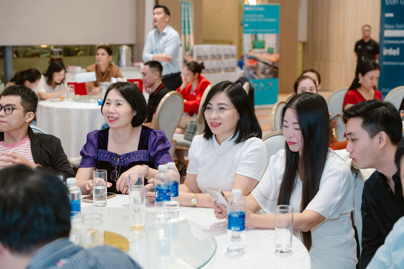 Quý khách mời chăm chú lắng nghe các nội dung về AI PC và hiệu suất làm việc.