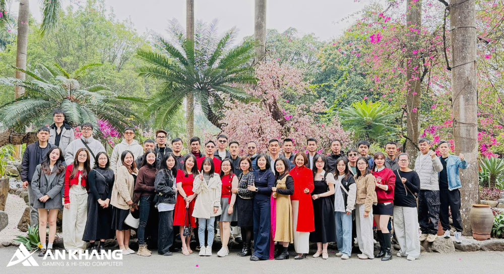 Tập thể An Khang Computer rạng rỡ check-in tại không gian xanh mướt của Asean Resort, sẵn sàng cho một ngày hội gắn kết đầy năng lượng.