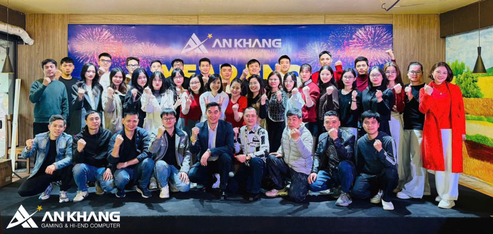 Toàn thể cán bộ nhân viên cùng ghi lại khoảnh khắc gắn kết tại hội trường tiệc, thể hiện tinh thần đoàn kết và quyết tâm chinh phục mục tiêu năm 2026.