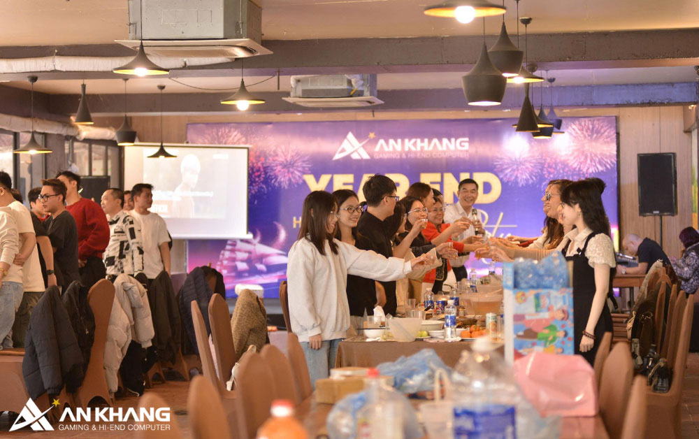 Ban Lãnh đạo cùng toàn thể cán bộ nhân viên nâng ly khai tiệc, chính thức mở màn cho đêm Year End Party 2025 đầy cảm xúc.