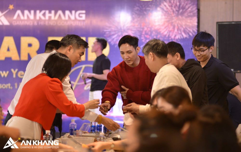 Những ly rượu chúc mừng được nâng cao, thể hiện sự đồng lòng và quyết tâm cùng nhau đưa An Khang Computer vươn xa hơn trong năm 2026.