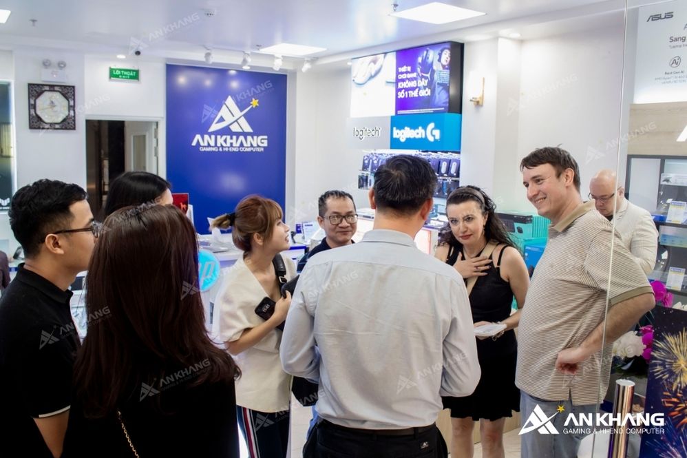 CEO Phạm Anh Dậu mời đoàn Logitech lên phòng họp riêng
