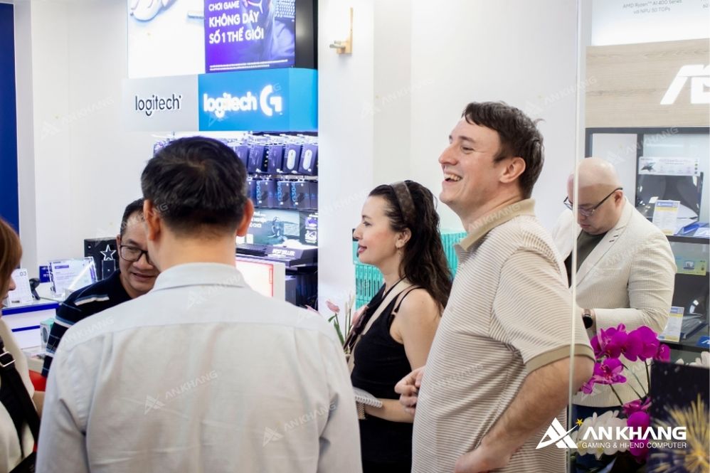 CEO Phạm Anh Dậu tiễn đoàn Logitech ra về và hẹn gặp lại trong các chuyến thăm tới đây