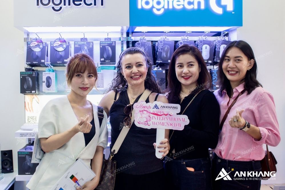 Các đại biểu đoàn Logitech chụp ảnh lưu niệm tại khu trưng bày sản phẩm của An Khang