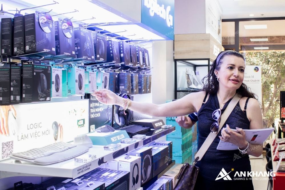 Đoàn Logitech tìm hiểu về mô hình trưng bày, trải nghiệm khách hàng đang được An Khang triển khai