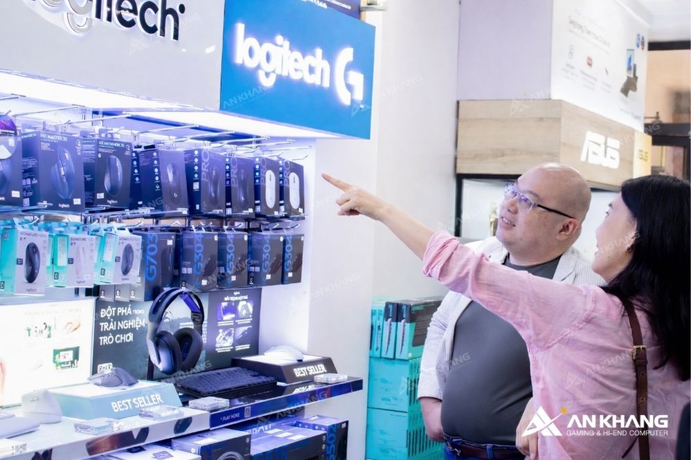 Khu vực trưng bày các sản phẩm chủ lực của Logitech tại showroom An Khang nhận được sự quan tâm đặc biệt từ phía đoàn Logitech
