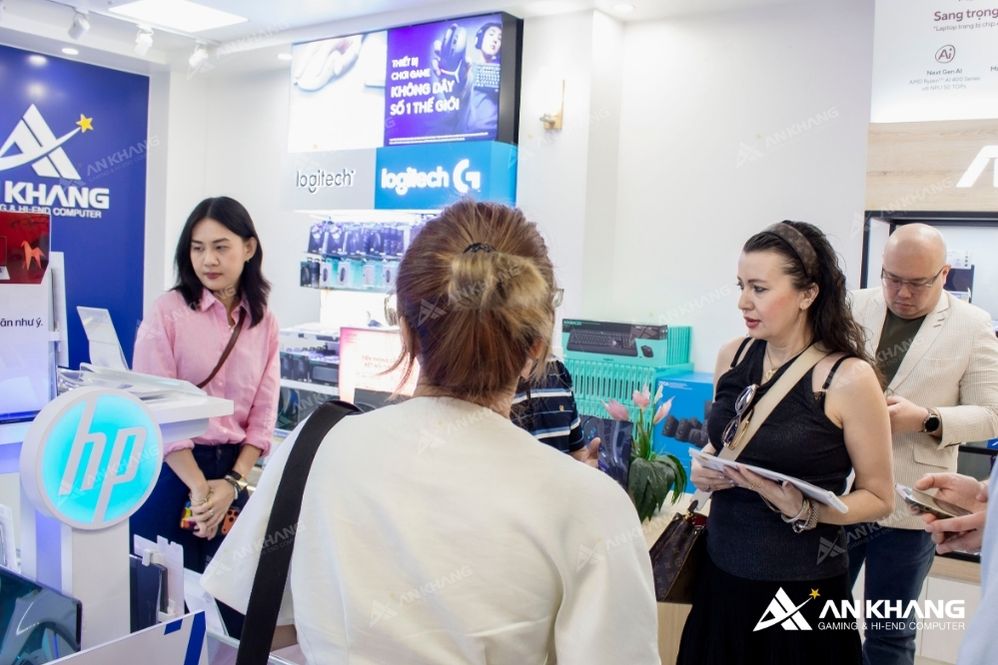 Đoàn Logitech đã có buổi tham quan khu trưng bày sản phẩm tại tòa nhà 8 tầng 565 Vũ Tông Phan