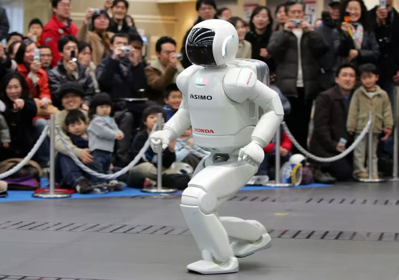 Robot hình người ASIMO có thể đi nhanh như con người, giao khay cho khách hàng trong một bối cảnh nhà hàng