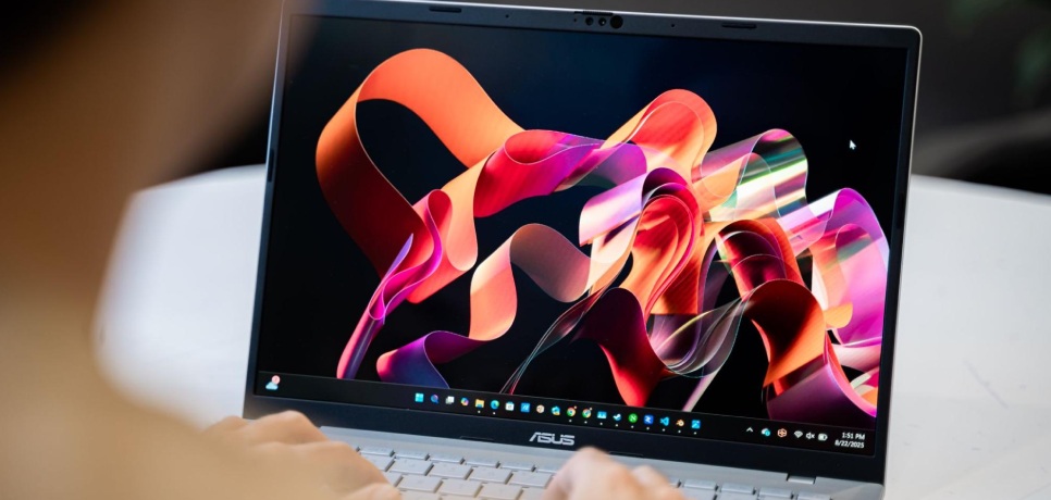 Tư vấn: Sinh viên nên mua laptop Windows hay MacBook năm 2025?