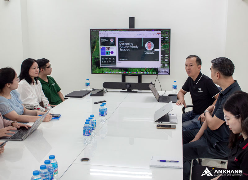 Cũng trong khuôn khổ đào tạo, đội ngũ kỹ thuật đã được hướng dẫn chuyên sâu về các phương án lắp đặt âm tường cho dòng sản phẩm cao cấp như Rally Bar Prime và AI Pro