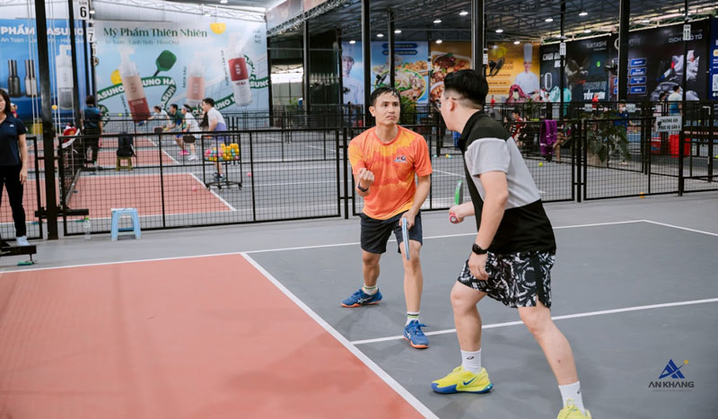 Ngoài những cú smash mạnh mẽ, giải đấu còn có những khoảnh khắc trao đổi chiến thuật và động viên nhau giữa các trận đấu, thể hiện sự chuyên nghiệp và tinh thần thể thao cao thượng của các đội.